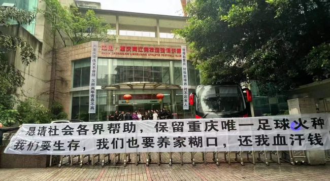 因为他是不希望丈母娘回来的，但是老婆又非常迫切的渴望丈母娘早日能够找到、早日回家。